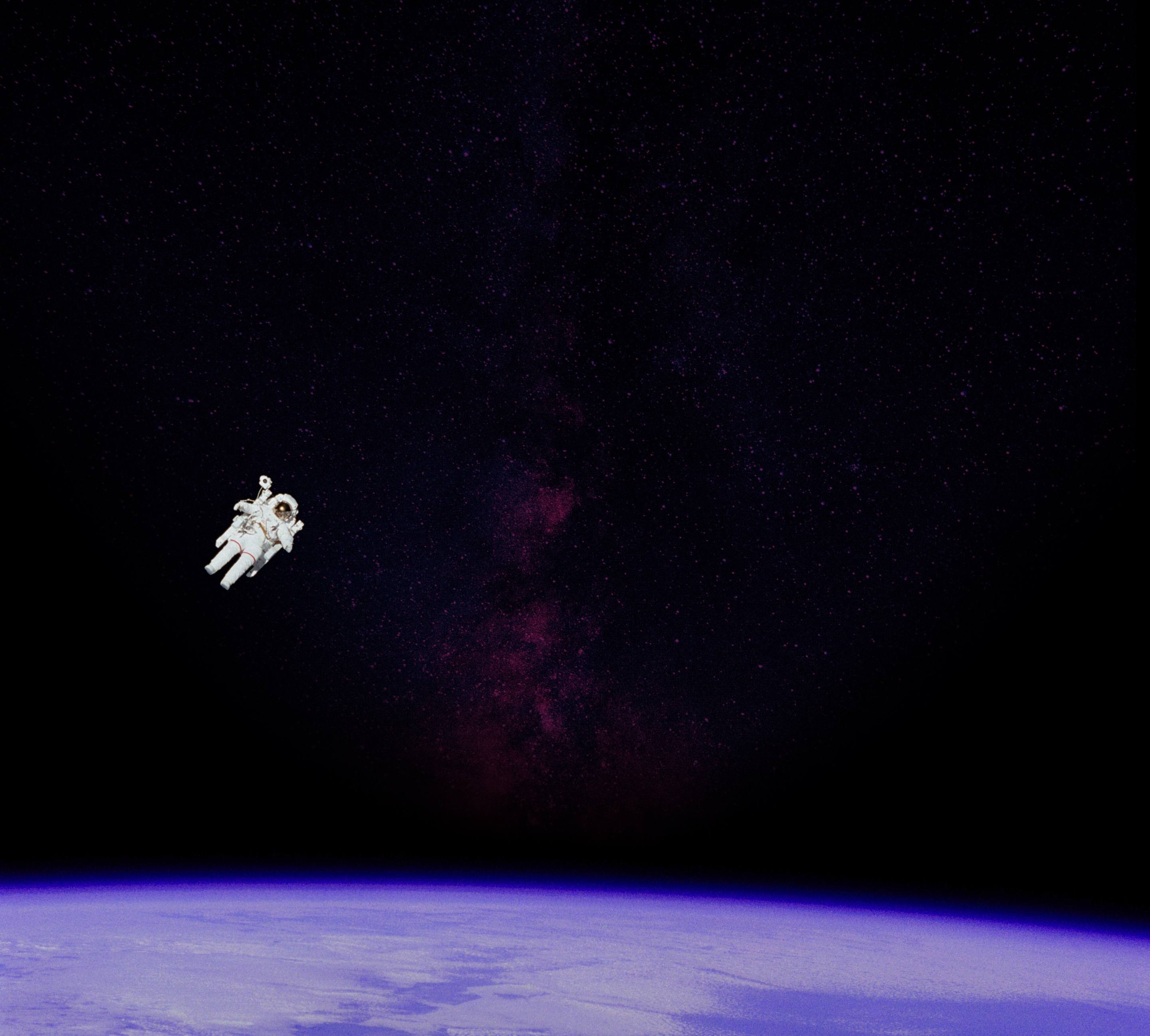 Astronaute en mission au dessus de la terre